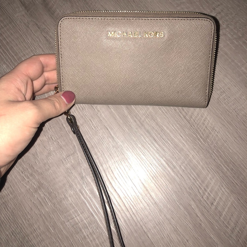 tan Michael Kors Wallet